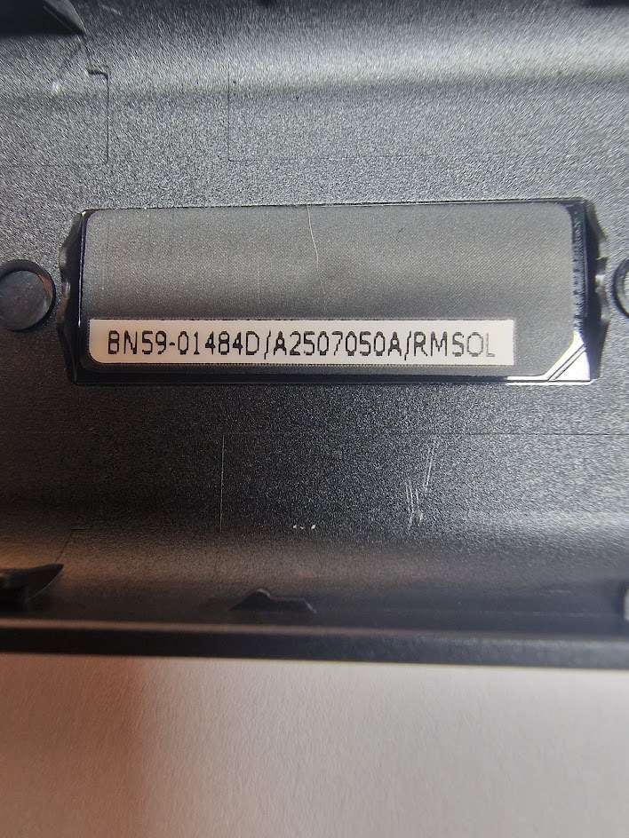 BN59-01484D - Referencia impresa en la tapa de pilas