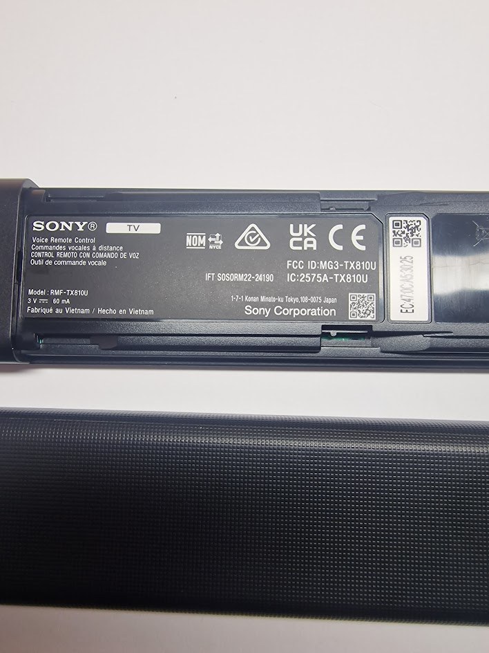 RMF-TX810U - Referencia y FCC ID en el compartimento de pilas